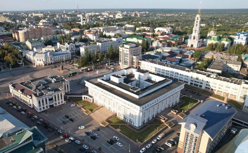 Тамбовская область выделит 1 млрд руб. на повышение зарплаты бюджетникам Власти Тамбовской области направят 1 млрд руб. на увеличение фондов оплаты труда работников бюджетной сферы, включая образование, культуру, социальную защиту и пожарные части. Об этом сообщил врио главы региона Евгений Первышов на оперативном совещании. «Эти средства будут направлены на увеличение гарантированной части заработной платы и на стимулирующие выплаты. Обращаю внимание минфина области и министров на необходимость оперативно довести средства до учреждений, а самое главное — до сотрудников», — подчеркнул Первышов. Эта мера направлена на борьбу с оттоком трудоспособного населения из региона, вызванного низкими зарплатами.