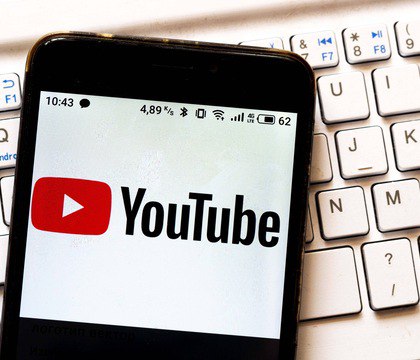 YouTube начал требовать подтверждение возраста у пользователей из России и Беларуси Код Дурова Некоторые пользователи YouTube из России и Беларуси начали получать уведомление с требованием подтвердить свой возраст Об этом сообщает тематическое издание Код Дурова со ссылкой на сообщения от своих читателей и жалобы в социальных сетях Уведомления подобного толка появляются при попытке посмотреть ролики с возрастными ограничениями