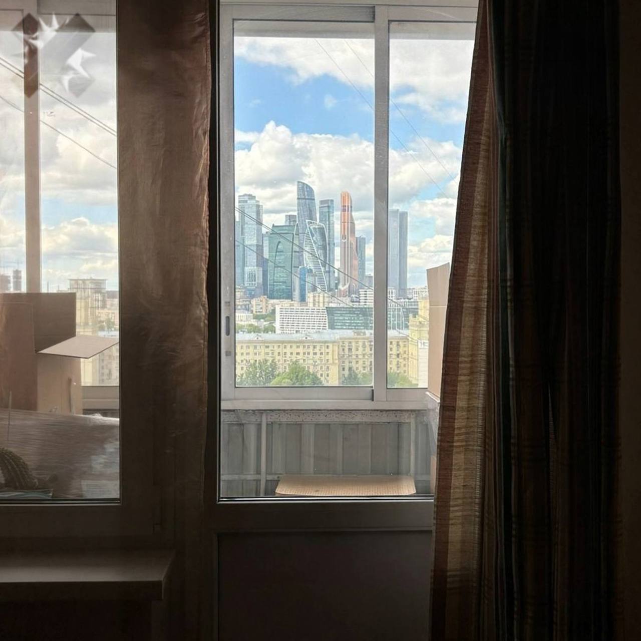 Россиянин впервые отсудил квартиру проданную по схеме Долиной Москвич купил однушку за 20 млн у 78 летней пенсионерки полтора года назад На сделке присутствовали и нотариус и юрист и агент по недвижимости и врач весь процесс даже сняли на видео старушка подтвердила что действует без давления со стороны Спустя несколько месяцев когда ремонт был в самом разгаре мужчина обнаружил обременение на квартире Оказалось пенсионерка пошла в суд и заявила что действовала по указанию мошенников Дроппера которому бабушка передала деньги нашли затем состоялся суд решение вынесли в пользу покупателя Это первое в России дело удачно закончившееся для пострадавших от схемы Долиной людей НМШ