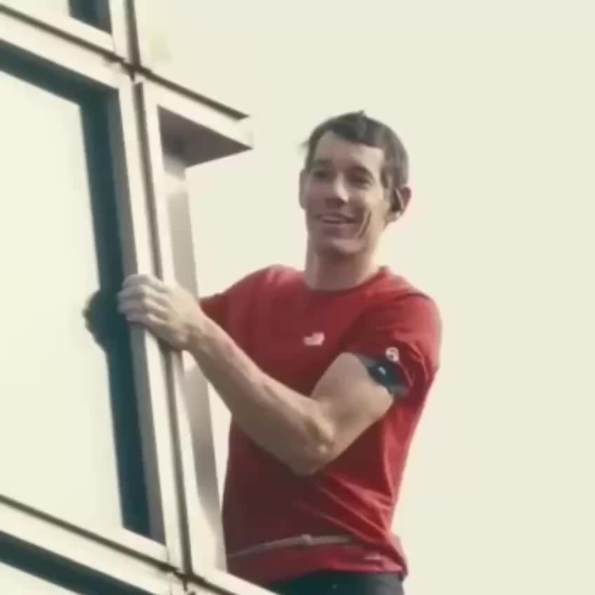 Алекс Хоннольд совершил восхождение на небоскреб Тайбэй 101 без страховки