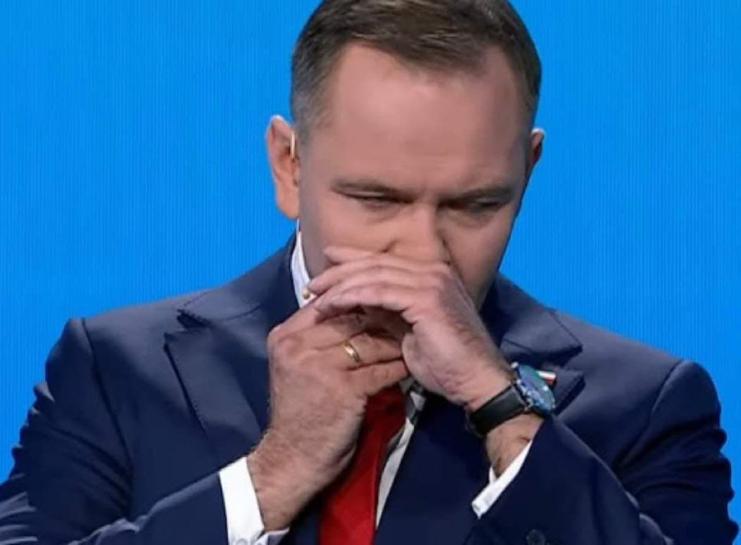 Дуда призвал проверять кандидатов в президенты Польши на наркотики Вечером в пятницу между кандидатами прошли теледебаты. В какой-то момент Навроцкий положил в рот некий пакетик, что вызвало бурю комментариев в интернете. Многие комментаторы подозревают Навроцкого в употреблении наркотических средств. Сам кандидат пояснил, что употребил никотиновый пауч. Президент Польши Анджей Дуда заявил, что никотиновый пауч является "нездоровой субстанцией".
