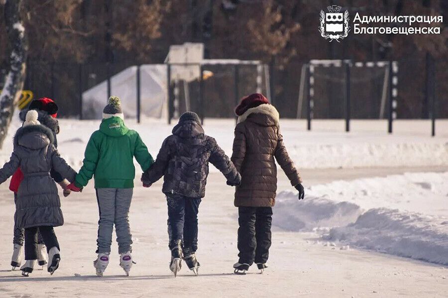 Сейчас в Благовещенске открыты для бесплатного катания 12 площадок 7 находятся на финальной стадии подготовки и вскоре откроются для любителей зимних развлечений В нашем городе есть 19 хоккейных коробок расположенных в самых удобных для горожан местах при школах во дворах учебных заведениях высшего уровня бизнес объектах и муниципальных учреждениях Кроме того действуют основные городские ледовые площадки Юность и Амур Такой размах обеспечит комфортные условия для активного отдыха и зимних развлечений для всей семьи независимо от возраста говорит начальник управления по физической культуре и спорту Оксана Климова Всего в областном центре 34 катка информирует мэрия Но на бесплатное массовое катание рассчитаны 19 Хоккейные коробки в БГПУ ДВОКУ стадион Спартак центр Авангард заливаются для внутреннего пользования учебного и тренировочного процесса Где можно покататься прямо сейчас парк Дружбы центр патриотического воспитания Рубеж28 ул Василенко 11 3 семейный пансионат Берлога обращаться по номеру 8 4162 991 902 Алексеевская гимназия школа 10 школа 13 школа 15 школа 23 гимназия 25 поселок Мясокомбинат литер 1 улица Строителей 66 улица Зейская 13 улица Нагорная 14 Кроме того после 20 декабря начнётся заливка площадки на площади Ленина которая также станет доступной для любителей зимнего спорта Полный список всех катков опубликован здесь