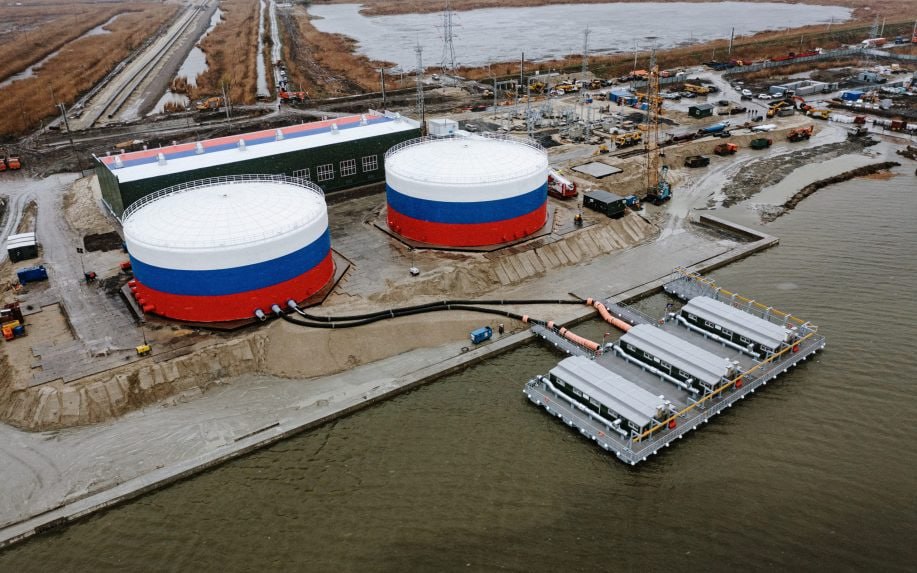 В Минстрое России обсудили развитие водовода Дон Донбасс Ключевыми темами совещания под председательством главы ведомства Ирека Файзуллина стали перспективы строительства второй нитки водовода что позволит существенно увеличить пропускную способность системы и решить проблему дефицита водных ресурсов в регионе Строительство второй нитки водовода одно из направлений рассматриваемых в качестве ключевых в рамках комплексного плана по ликвидации дефицита воды в ДНР на период до 2030 года Решение этой задачи находится на постоянном контроле Минстроя России федеральных и региональных органов власти сообщили в пресс службе ведомства Также участники рассмотрели вопросы внедрения современных инженерных решений для повышения надежности и эффективности водоснабжения Особое внимание уделили выбору материалов налаживанию цепочек поставок а также строгому соблюдению сроков реализации первоочередных задач по обеспечению подачи воды В заседании приняли участие представители Минстроя Минобороны Минпромторга и Минфина России Фонда развития территорий Главгосэкспертизы Фото Военно строительный комплекс Минобороны РФ vsednrru