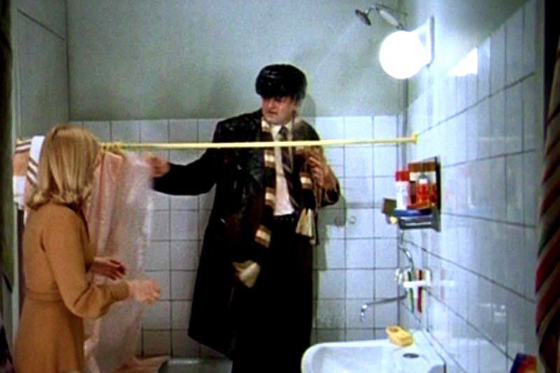 Британцы оценили легендарную Иронию судьбы The Guardian признал картину Рязанова одним из лучших новогодних фильмов в мире На пути настоящей любви встречается множество нелепых препятствий а главные герои разжигают славянскую тоску часто доставая гитару чтобы спеть одну из потрясающих песен Микаэла Таривердиева По мере того как ночь становится все длиннее нарастает эпичность но в то же время интимность написали авторы статьи Ждем британский ремейк в виде сериала БайБайден в МАХ