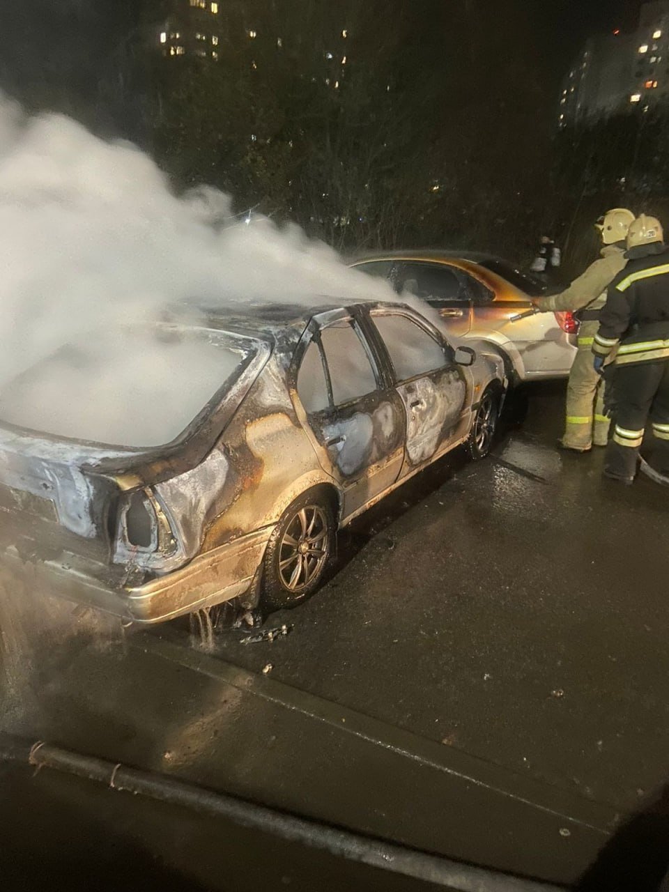 В Курске сгорел автомобиль, еще 2 повреждены  Это произошло во вторник вечером на пр. Клыкова. По информации МЧС, в результате пожара сгорел «Nissan Primer», частично повреждены а/м «Chevrolet Lacetti» и «Peugeot 107». Обошлось без пострадавших. Причину возгорания предстоит выяснить.    фото ГУ МЧС России по Курской области с места происшествия  Сейм   Курская область