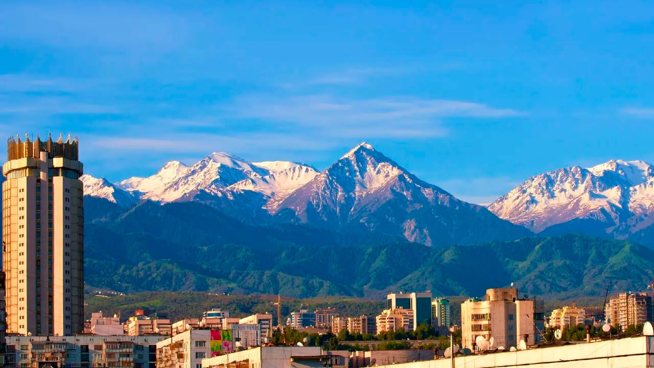 Высотные дома запретят строить в предгорьях Алматы Депутаты маслихата Алматы утвердили поправки в генеральный план предусматривающие запрет на точечную застройку в предгорной части мегаполиса Поправки призваны способствовать восстановлению и улучшению городской среды укреплению склонов и в целом обеспечению безопасности и устойчивого развития города Планируется запретить строительство многоквартирных жилых домов и комплексов за исключением объектов социальной инфраструктуры и туристического кластера Предложено не допускать уплотняющую застройку если она создаёт дополнительную нагрузку на существующую социальную транспортную и инженерную инфраструктуру Ограничения не будут распространяться на реконструкцию перепланировку модернизацию и капитальный ремонт существующих объектов в пределах установленных параметров НовостиКазахстана Алматы застройка предгорья Telegram Instagram TikTok