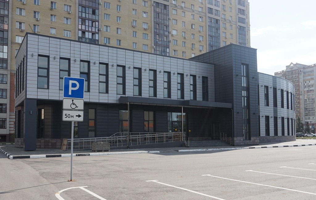 На омском Левобережье ввели в эксплуатацию художественную школу Образовательное учреждение площадью 1 460, 2 кв. метра находится на Крупской, 12/2. На первом этаже расположены холл, кабинет директора, учебные классы, гардероб и санузлы, а также трансформируемые пространства для занятий. На втором этаже находятся танцевальный и выставочный залы, гардероб и санузлы. Разрешение на строительство объекта было выдано ещё в 2016 году. В 2024 году на специализированном сайте было опубликовано объявление о сдаче помещений здания в субаренду под ТЦ. Позже власти заявили, что торгового центра не будет. Фото: департамент архитектуры и градостроительства Омска