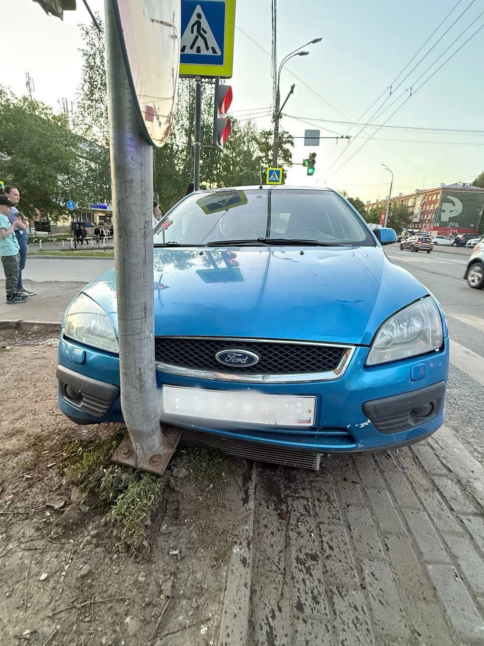 В центре Ижевска автомобиль вылетел на тротуар и сбил двух пешеходов. 27 мая около 19 часов на перекрестке улицы Пушкинской и переулка Широкого, по предварительной информации, женщина-водитель автомобиля Lada Granta при повороте налево на зеленый сигнал светофора не уступила дорогу автомобилю Ford Focus, который двигался прямо, в сторону Центральной площади. «Форд» выехал на тротуар и совершил наезд на 27-летнего мужчину и девушку 25 лет. Обоих пешеходов с травмами доставили в больницу, сообщила Госавтоинспекция УР. -info