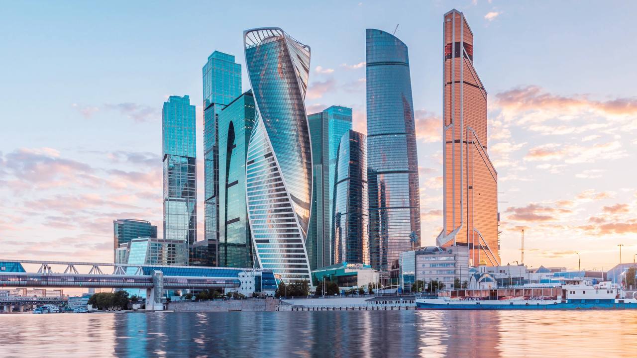 Китайцы готовы построить аналог Москва-сити на берегу Казанки. Китайская корпорация может стать генподрядчиком многофункционального центра с конгресс-холлом на улице Сибгата Хакима на берегу Казанки. Это тот самый объект, который построят на месте снесенной «Ривьеры» и который окрестили казанским аналогом «Москва-сити». Объект займет 300 тысяч квадратных метров, а прилегающую территорию в 33 тысячи «квадратов» планируют благоустроить и озеленить. 116.RU Новости Казани