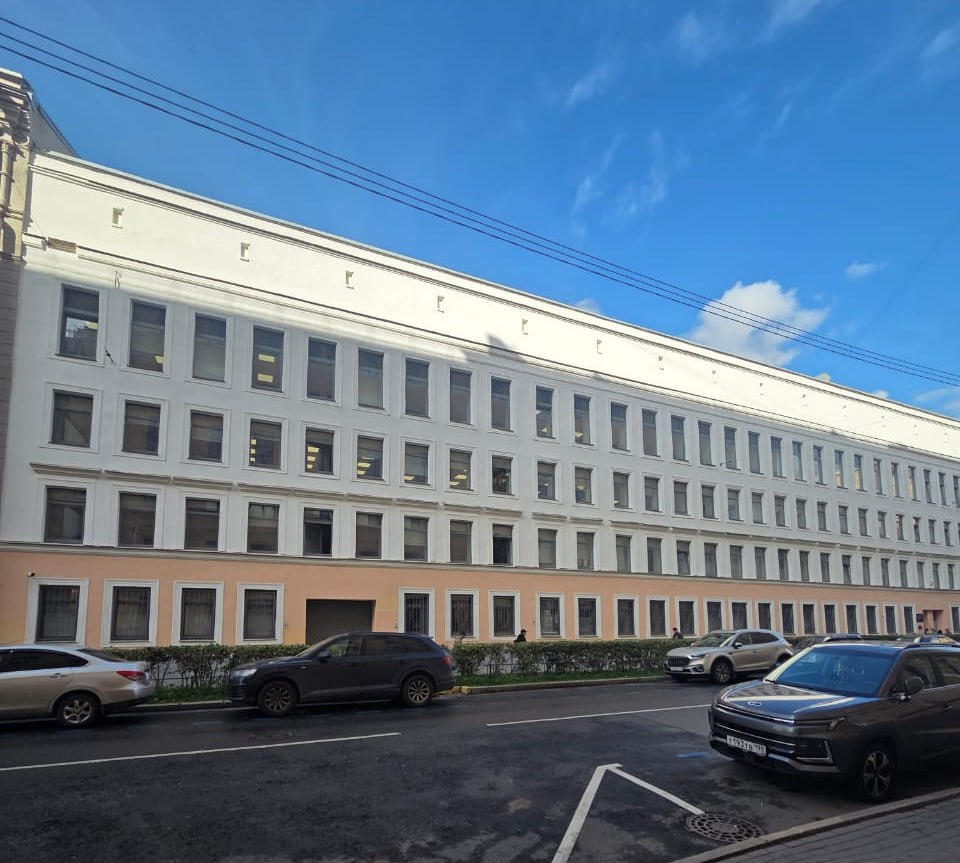 Здесь могло быть метро ГАТИ выдала ордер для обеспечения реставрации здания СПБ ГАСУ на 2 ой Красноармейской Здание 5 по 2 ой Красноармейской не памятник архитектуры Однако оно интересно тем что в советские времена здесь планировался выход со станции Технологический институт II Для реализации цели дореволюционный доходный дом расселили Позднее планы изменили и в 60 х две станции совместили Изначально второй зал не имел собственного выхода на поверхность пассажиры попадали на станцию через соседнюю станцию Лишь в 80 х был построен собственный эскалатор сделав станцию первым кросс платформенным узлом в стране позволяющим сделать пересадку с одной линии на другую Сейчас в здании располагаются факультеты СПБ ГАСУ GATISpb