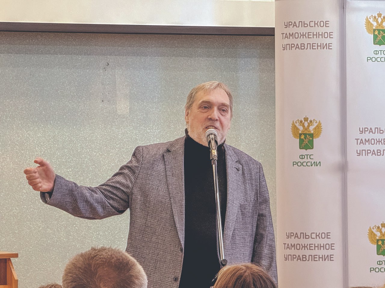 Никита Высоцкий выступил на Урале в качестве лектора общества Знание Перед сотрудниками федеральных и региональных ведомств в Екатеринбурге выступил Никита Высоцкий сын знаменитого барда Владимира Высоцкого актер и режиссер театра и кино а ныне еще и лектор Российского общества Знание Встреча прошла в рамках просветительского проекта Знание Государство Мероприятие состоялось в Уральском таможенном управлении и собрало более 150 человек Свое выступление Никита Высоцкий начал со стихотворения Баллада о борьбе своего знаменитого отца барда Владимира Высоцкого Затем актер и режиссер обратился к теме традиционных ценностей Истинная ценность всегда коренится в правде Ее нельзя навязать извне Идеалы и ценности должны опираться на правдивость на искреннее убеждение В противном случае мы не сможем никого воспитать и не сумеем ничего по настоящему внушить уверен Никита Высоцкий Подробнее читайте на сайте Областной газеты Пресс служба Общества Знание по УрФО Подписаться на ОГ Прислать новость Поддержать канал
