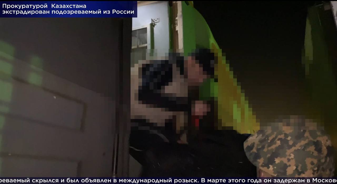 Бюджет лишился 3 7 млрд тенге в Казахстан вернули беглеца который помогал незаконно ставить на учет фуры По данным прокуратуры мужчина работал в госкорпорации Правительство для граждан и вместе с группой людей в 2022 2023 годах оформлял грузовики завезенные из за границы подделывая данные об оплате первичного сбора Как говорят в ведомстве он находил владельцев и проводил их машины в системе В итоге в стране незаконно зарегистрировали 481 грузовик а бюджет недосчитался 3 7 млрд тенге После этого он сбежал и был объявлен в международный розыск В марте его задержали под Москвой и сейчас экстрадировали в Казахстан Мужчина уже в СИЗО Ему грозит от 5 до 10 лет колонии  Дорогие читатели если вы стали свидетелями каких то событий либо вам нужна информационная помощь то можете отправить информацию видео и фото сюда infoztb или   wa me 77779419900 ztb qaz