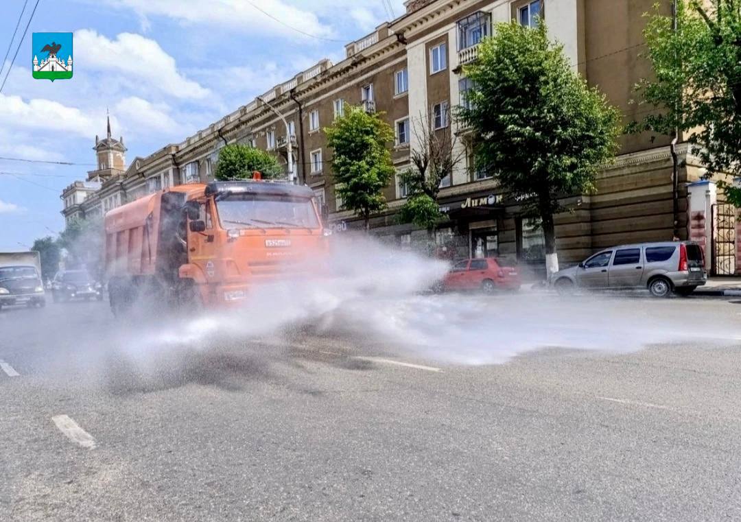 Спасать Орел от жары помогают коммунальщики Водители выводят на линию поливомоечные машины: орошают асфальт Работа идет в самые знойные часы. "Водные процедуры" позволяют снизить пылевую нагрузку и улучшить микроклимат в городе Вести-Орел. Подписаться