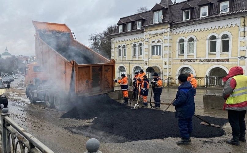 На проспекте Красной Армии асфальтируют участок дороги, который был раскопан в связи с заменой участка коллектора.  Напомним, что работы на проспекте начались в конце 2024 года. Замену коммуникаций пришлось производить на глубине 5 метров. В связи с работами, с середины января движение здесь было сужено до одной полосы. Договор по восстановлению асфальта заключён с АО «Сергиево-Посадское ДРСУ», асфальтирование планируется закончить до конца рабочей недели.  По словам заместителя директора МУП «Водоканал» Дениса Жидких, через 2-3 недели работы на проспекте начнутся на участке чуть выше, там необходимо поменять следующие 300 метров коллектора. Движение будет ограничено. Полностью закончить работы на проспекте планируется в этом году. ТВР 24