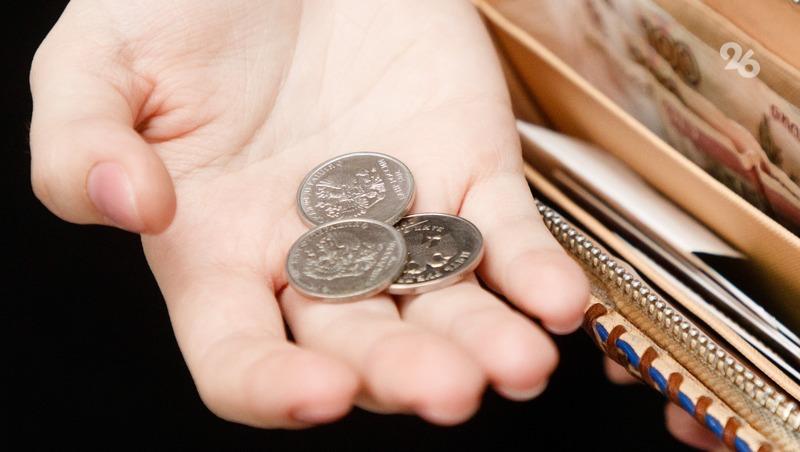 Монеты на сумму около 1,9 млн рублей обменяли ставропольцы на «Монетной неделе» Жители региона могли обменять мелочь на купюры без комиссии в банках. Больше всего сдавали 10 рублёвые монеты, а меньше всего — номиналом 1 копейка. Управляющий отделением Ставрополь Южного ГУ Банка России Георгий Тикунов рассказал, что по количеству собранных монет Ставрополье оказалось в тройке лидеров среди всех регионов СКФО и ЮФО. Общий вес металлических денег, которые граждане сдали в банк, превысил 1,5 тонны. По информации пресс-службы банка, если сложить эти деньги в башню, её высота составила бы больше высоты Ставрополя над уровнем моря — 609 метров. Георгий Тикунов также отметил: чем больше монет находится в обращении, тем меньше финансовых ресурсов требуется для производства новых металлических денег. В целом в акции приняли участие 79 региональных отделений банков и примерно 1 тыс. краевых торговых точек.
