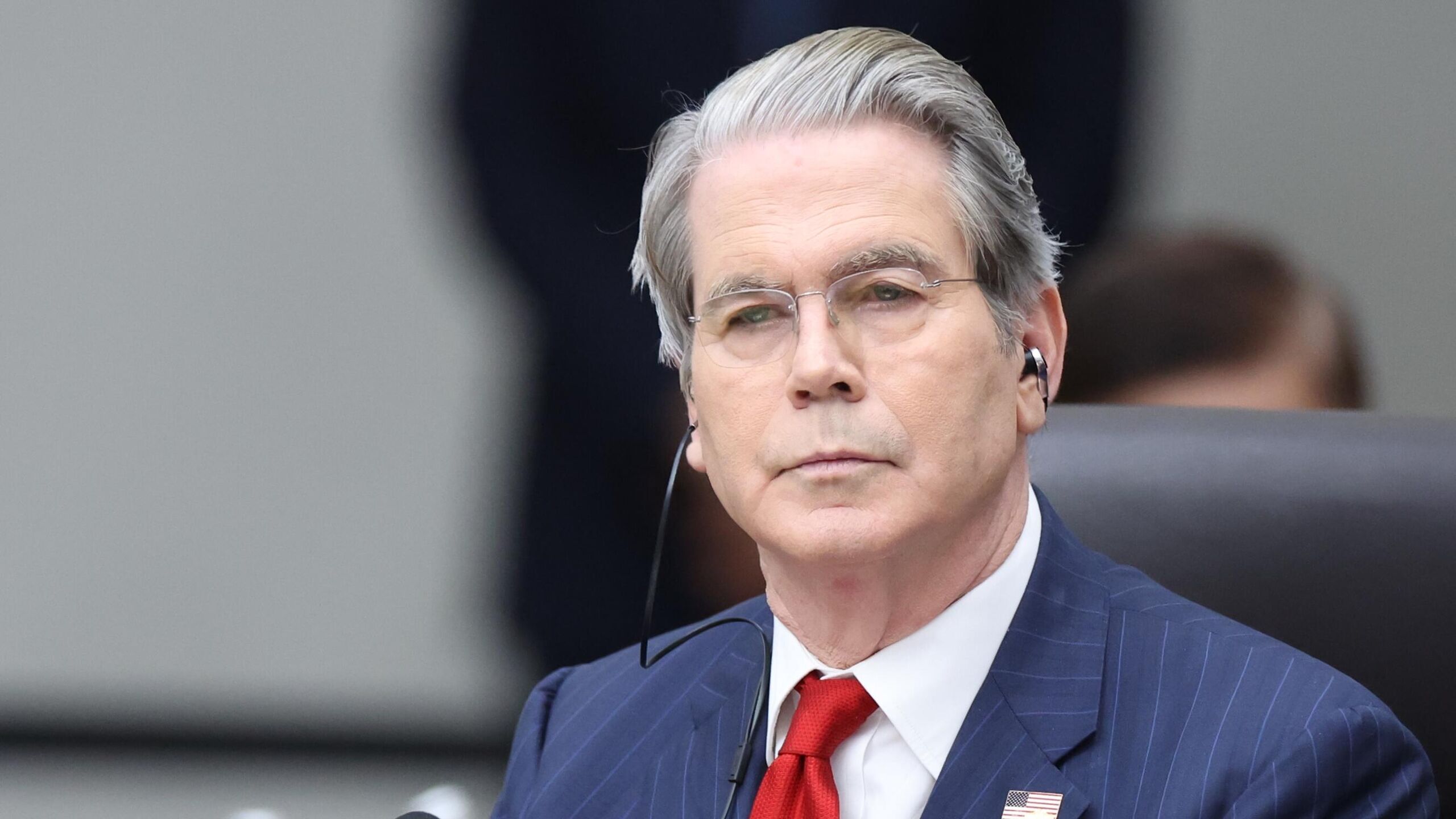 Министр финансов США Скотт Бессент в интервью правому активисту Джеку Пособецу назвал канадскую провинцию Альберта естественным партнером Соединенных Штатов на фоне возможного референдума по ее отделению от Канады В декабре 2025 года законодательное собрание Альберты приняло гражданскую петицию об отделении провинции от Канады Теперь инициаторам разрешено собирать подписи в поддержку проведения референдума по этому вопросу Сторонники идеи отделения утверждают что эта территориальная единица вносит несоразмерно большой вклад в канадскую экономику не получая при этом должную политическую репрезентацию Альберта является естественным партнером США и обладает значительными природными ресурсами Жители Альберты очень независимые люди Ходят слухи о возможном проведении референдума о том хотят ли они оставаться в составе Канады Люди хотят суверенитета Они хотят то что есть у Соединенных Штатов сказал Бессент