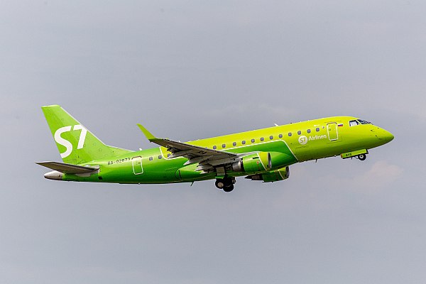 S7 Airlines начнет выполнять рейсы между Новосибирском и Салехардом в апреле  Авиакомпания S7 Airlines в апреле 2025 года начнет выполнять прямые рейсы между Новосибирском и Салехардом. Об этом сообщает ТАСС со ссылкой на данные пресс-службы новосибирского аэропорта Толмачево.  "С 1 апреля 2025 года авиакомпания S7 начинает выполнять прямые рейсы между Новосибирском и Салехардом", – говорится в сообщении аэропорта в социальных сетях.  Уточняется, что прямые рейсы из Новосибирска в Салехард и обратно будут осуществляться по вторникам, время полета – 2 часа 15 минут. Перелеты по этому направлению осуществляются на самолетах Embraer-170, рассчитанных на 78 пассажиров.  aviaru.net/n280529