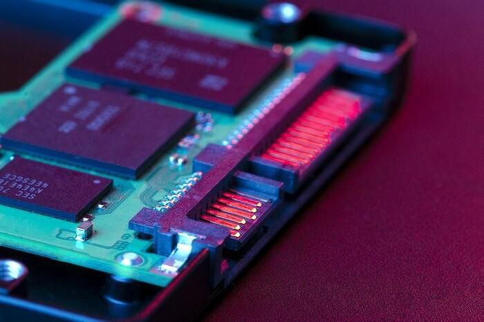 Власти ужесточили требования отечественности для SSD и DDR Монтировать и корпусировать надо в России С 1 января 2026 г вступят в силу изменения согласно которым производителям запоминающих устройств и модулей памяти будут начислять баллы за технологические операции Например за корпусирование или за монтаж элементов на плату Система заработает с 1 января 2026 г Подписаться niiet Поддержать канал
