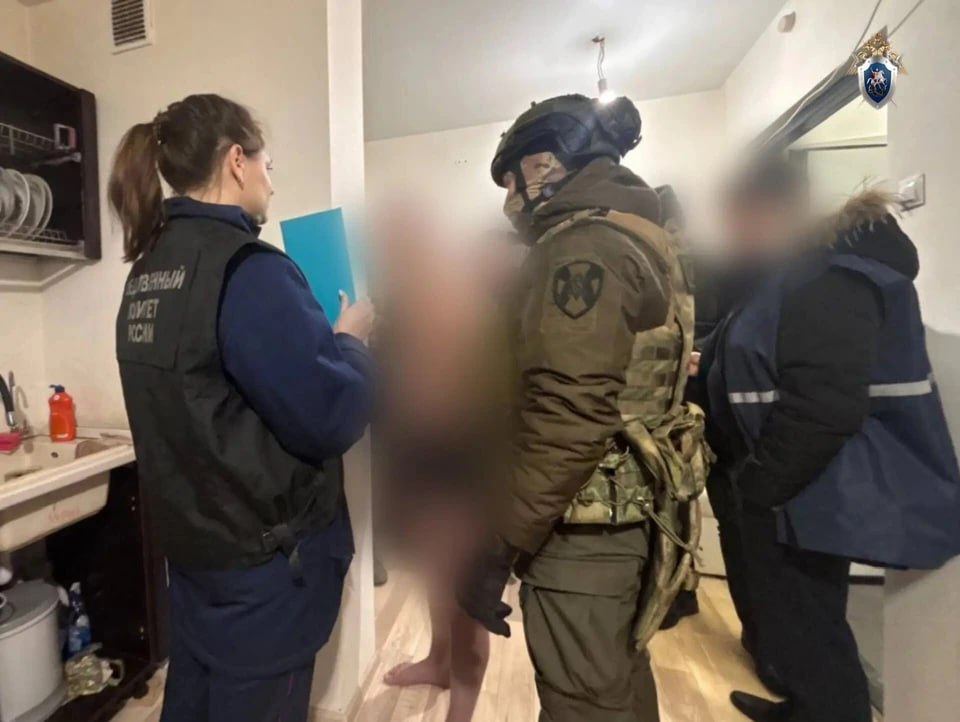 В Советском районе Челябинска полицейские задержали начальника заводского бюро закупки услуг по содержанию и ремонту оборудования 36 летнего мужчину подозревают в совершении коммерческого подкупа По версии следствия начальник бюро получил 220 тыс рублей от предпринимателя За это он поделился закрытой информаций о ценовых предложениях конкурентов и предполагаемых ценах на услуги Этими данными бизнесмен воспользовался для заключения договоров подряда с филиалом завода Как уточнили в СУ Следственного комитета по Челябинской области дома и на рабочем месте у сотрудника завода прошли обыске Мужчине готовятся предъявить обвинение   Подписаться на chelkp Мы в MAX