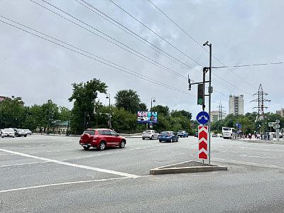 На двух перекрестках Владивостока настроили умные светофоры — на Фадеева, 14 и на пересечении Октябрьской с Океанским проспектом. Теперь светофоры работают в адаптивном режиме: длительность зеленого сигнала зависит от количества транспорта. Специальные датчики считывают информацию о потоках машин. Как отметили в пресс-службе мэрии, ранее такую систему настроили у «Калины Молл» и на нескольких других перекрестках города. Умные светофоры помогают увеличить пропускную способность дорог и быстрее реагировать на пробки.