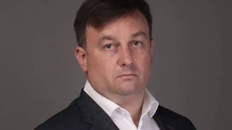 В Ростове-на-Дону до смерти избили руководителя «Ростова без наркотиков» Неизвестные до смерти избили основателя и руководителя центра по борьбе с наркоманией «Ростов без наркотиков» Станислава Горяинова. Об этом его мать Вера сообщила 161.ру. Информацию также подтвердили источники 1rnd в силовых структурах. Мать Горяинова рассказала, что в 22:00 мск 21 июня его «кто-то вызвал», после чего он ушел из дома, а через час вернулся с побоями. По словам женщины, лицо и руки ее сына были в крови, язык раздулся, из-за чего он не мог разговаривать. При этом мужчина «сам разделся, сам лег». На следующий день, мужчина отказался от госпитализации. Вскоре он скончался : stanislav.goryainov / VK
