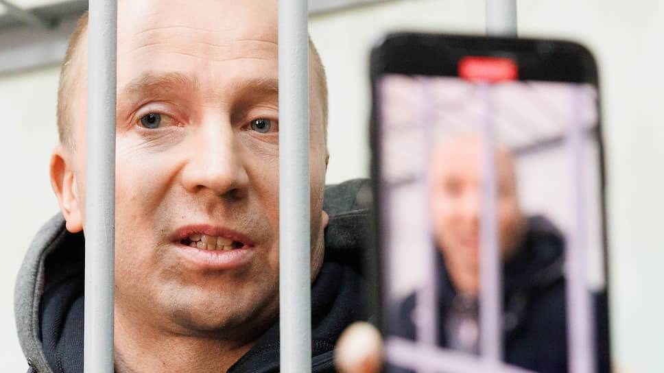 В Екатеринбурга прошло первое заседание по уголовному делу против бывшего начальника управления экономической безопасности и противодействия коррупции УЭБиПК ГУ МВД по Свердловской области Андрея Дьякова. Он обвиняется в превышении должностных полномочий и получении взяток на 217 млн руб. По версии следствия, он опекал группу предпринимателей, которые незаконно получали НДС из федерального бюджета. Андрей Дьяков признал вину и заключил сделку со следствием, дав показания, в том числе на подельника — бывшего начальника УФНС по Свердловской области Сергея Логинова.