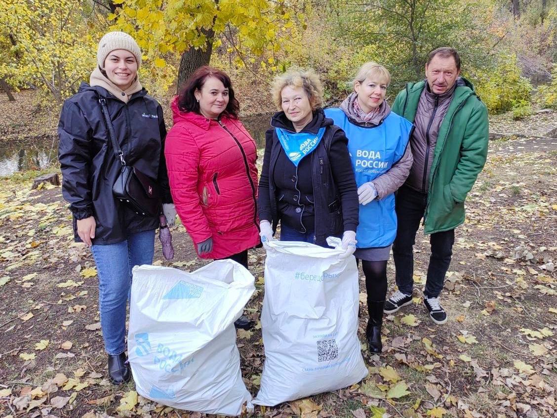 Очистили побережье реки в Луганске    Эковолонтёры Луганского регионального отделения Движения «Экосистема» присоединились к акции «Вода России».    Вместе с представителями Управления экологии администрации городского округа Луганска, отдела водных ресурсов Донского БВУ и других организаций ребята собрали на берегу реки Лугань 3 мешка мусора. Благодаря этому 200-метровая прибрежная полоса стала намного чище!  И классное времяпровождение, и огромная польза для природы. Два в одном, получается