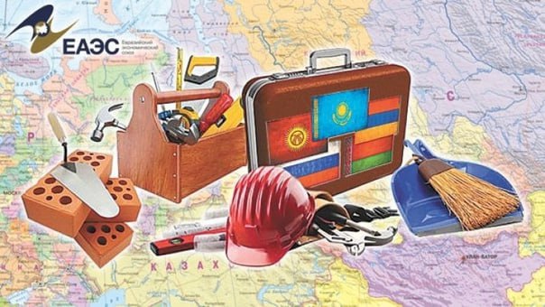 Трудовая миграция внутри ЕАЭС выросла на треть и превысила 1 млн человек За последние годы внутри Евразийского экономического союза резко вырос объем трудовой миграции — в 2023 году число трудовых мигрантов превысило 1 миллион человек, сообщил министр ЕЭК Бахыт Султанов. Это +30% с момента запуска ЕАЭС. Активно внедряются цифровые инструменты для упрощения миграционных услуг. Подчеркивается необходимость защиты прав мигрантов и соблюдения норм Договора о ЕАЭС Также была представлена брошюра ЕЭК о трудовой деятельности и соцобеспечении мигрантов в РФ. Вскоре выйдут аналогичные материалы и по другим странам союза.