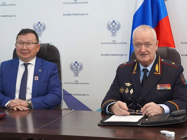Главный полицейский Бурятии наградил главного казначея республики за помощь 1 октября МК Улан Удэ Глава МВД Бурятии генерал майор полиции Олег Кудинов вручил сегодня руководителю республиканского управления Федерального казначейства Олегу Цыденову нагрудный знак МВД России За содействие МВД Награда вручена за помощь в выявлении предупреждении и пресечении правонарушений в финансово бюджетной сфере сообщили в пресс службе республиканского МВД Министр внутренних дел республики поделился с работниками казначейства информацией о проводимой полицейскими ежедневной работе с населением Такой работой занимаются все руководителей подразделений и служб Вниманием охвачены уже более 350 тыс жителей Бурятии в текущем году По словам министре именно благодаря личным встречам у людей формируются устойчивые навыки противодействия агрессивным нападкам мошенников использующих аморальные способы давления шантажа и обмана с единственной целью завладения деньгами жертв