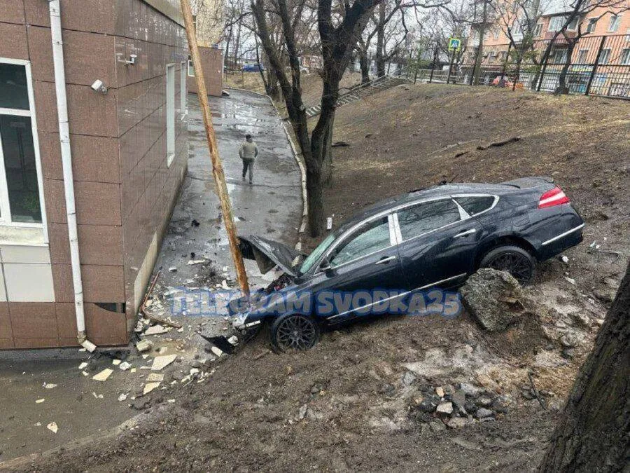 Пьяная гонка у школы во Владивостоке закончилась тараном забора и побегом ДТП с участием двух автомобилей произошло во Владивостоке в районе Столетия одна из машин после столкновения протаранила забор школы и съехала с косогора Водитель по предварительным данным был пьян и покинул место аварии   ПОДРОБНЕЕ НА PRIMPRESS  PRIMPRESS в MAX ДЗЕН ЧАТ БОТ