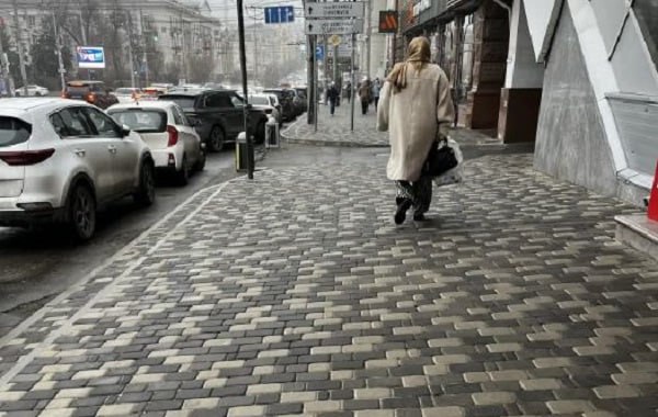 В Ростове на проспекте Буденновском отремонтировали тротуар Об этом сообщила пресс служба городской администрации Специалисты выполнили работы на участке по проспекту Буденновскому от улицы Большой Садовой до улицы Социалистической четная сторона В рамках ремонта выполнены работы по замене плиточного покрытия тротуарной части на площади 480 кв м и заменены водоотводные лотки на тротуаре в количестве 27 шт пишет источник Фото сайт администрации Ростова ИА ДОН 24 Отправить новость