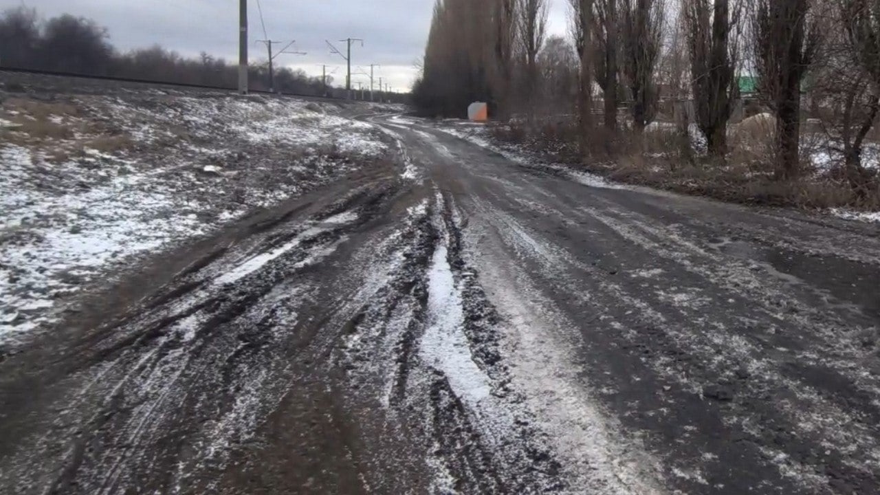 Жители воронежского посёлка оказались в западне из-за непроходимой дороги  Для машин скорой помощи, такси и обычных легковых автомобилей полуторакилометровая грунтовка на улице Железнодорожной верхнехавского посёлка Подлесный – непреодолимое препятствие. Чтобы отправить заболевших в больницу, жители посёлка несут соседей на руках.  В западне из-за бездорожья оказались около 300 человек, в основном пенсионеры. На протяжении пяти лет они просят администрацию Углянского сельского поселения хотя бы отсыпать разрушенное дорожное полотно щебнем. Железная дорога, в полосе отвода которой оно находится, не возражает против ремонта. Однако, муниципалитет так ничего и не предпринял.