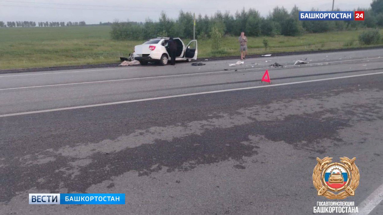 Чемпион мира по мотогонкам Николай Красников погиб в ДТП под Уфой Смертельная авария произошла минувшей ночью Сегодня ночью в ДТП под Уфой погиб 20-кратный чемпион мира по мотогонкам на льду Николай Красников. Авария произошла в Кушнаренковском районе на 69 километре автодороги Р-240. Его автомобиль столкнулся со встречными грузовиками «Газель» и «Sitrak». Николай Красников был выдающимся российским мотогонщиком. Заслуженный мастер спорта России, он восемь раз становился чемпионом мира в личном зачёте и двенадцать раз — в командном. Многократный чемпион и обладатель Кубка России по мотогонкам на льду, он также был чемпионом и обладателем Кубка России по кроссу на снегоходах. В 2011 году Красников возглавил Федерацию мотоспорта Республики Башкортостан и был удостоен звания «Заслуженный работник физической культуры Республики Башкортостан». В феврале 2023 года Николай Красников завершил спортивную карьеру. Подписаться Сообщить новости