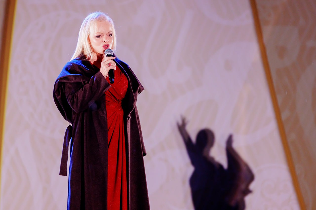 Ларисе Долиной угрожали убийством Из за этого певица обращалась за государственной защитой уголовное дело уже возбудили пишет РИА Новости Эту информацию сообщил адвокат Долиной в суде где сейчас рассматривают дело о мошенничестве с квартирой певицы Дело пока приостановлено в связи с тем что не были установлены подозреваемые   Подпишитесь на Абзац TG VK Дзен MAX Rutube