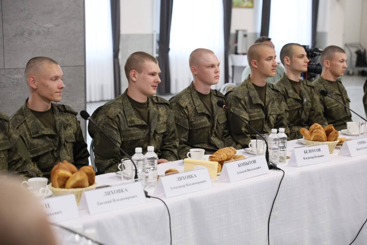 В Президентский полк отправятся 25 кубанских новобранцев «Стало традицией, что наши призывники ежегодно уходят в Президентский полк. Они будут нести службу в самом элитном воинском подразделении страны, встречать Президента России, глав других государств. Это большая честь и ответственность. Каждый из них прошел серьезный отбор и подготовку, потому что в этот полк попадают только лучшие из лучших – в весенний призыв отправятся 25 человек», – заявил глава Кубани Вениамин Кондратьев. Южная служба новостей