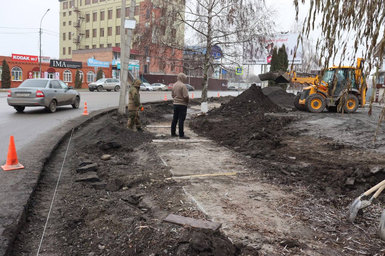 В Назрани стартовали работы по благоустройству одной из центральных территорий города  В Назрани начались работы по обустройству городской территории рядом с «Оскановским» кругом, сообщили газете «Ингушетия» местные власти.   Как уточняется, ливневая канализация будет очищена, углублена и усилены опоры, после чего их накроют специальными плитами, предназначенными для ремонтных работ. Также планируется установить новые бордюрные камни.  «Открытая ливневая система и неухоженные обочины, мягко говоря, не радовали наших граждан. К сожалению, по ряду причин решение данной проблемы затянулось. Это центральная часть города и оживлённый участок, поэтому требуется провести необходимую работу, чтобы он выглядел привлекательно и функционировал эффективно. Мы планируем расширить территорию, создадим дополнительные парковочные места, чтобы снять нагрузку с дороги и тротуара», — сказал мэр Руслан Оздоев.  По словам градоначальника, муниципалитет будет сотрудничать с бизнесменами, работающими в этом районе, которые выразили желание принять участие в данном важном проекте для города и его жителей.   ПОДПИСАТЬСЯ  ПРЕДЛОЖИТЬ НОВОСТЬ