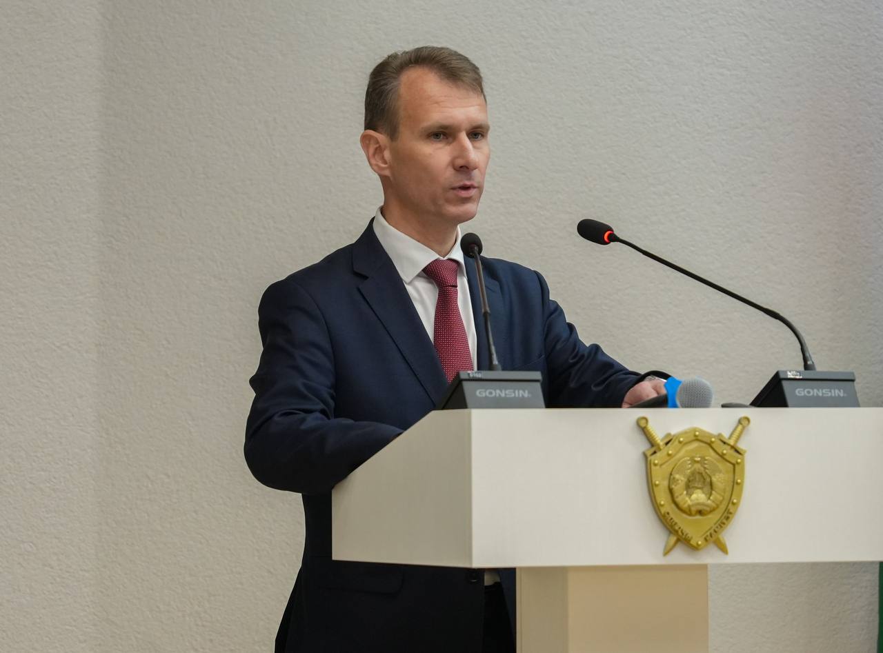 Председатель СК России принял участие в международной научно-практической конференции в Республике Беларусь В рамках рабочей поездки в Республику Беларусь Председатель СК России А.И. Бастрыкин выступил на пленарном заседании V Международной научно-практической конференции «Следственная деятельность: наука, образование, практика». Работу конференции открыл Председатель СК Республики Беларусь Д.Ю. Гора. Он поприветствовал гостей мероприятия, отметив, что на нем будут рассмотрены актуальные вопросы развития уголовного права и уголовного процесса, а также концептуальные направления криминалистического обеспечения следствия и перспективы совершенствования судебно-экспертной и оперативно-розыскной деятельности. В работе конференции приняли участие Председатель Государственного комитета судебных экспертиз Республики Беларусь А.А. Волков, заместитель Государственного секретаря Совета безопасности Республики Беларусь А.А. Рахманов, представители правоохранительных ведомств и образовательных организаций Республики Беларусь, Российской Федерации и Азербайджанской Республики. Выступая на пленарном заседании, Председатель СК России А.И. Бастрыкин напомнил присутствующим о знаковом историческом событии – 80-летии Победы в Великой Отечественной войне и подчеркнул: «Россияне и белорусы сегодня, как и во все времена, - два ближайших братских, дружественных народа. Мы связаны общими духовно-нравственными ценностями, общей историей, доверием и общностью интересов». А.И. Бастрыкин озвучил, что в рамках образовательной деятельности сотрудники ГУК КЦ СК России в 2024 году прошли обучение в Институте повышения квалификации и переподготовки Следственного комитета Республики Беларусь. Практически одновременно прошли подготовку в Санкт-Петербургской академии СК России сотрудники СК Республики Беларусь. Он также отметил, что эксперты Государственного комитета Республики Беларусь и представители СК Республики Беларусь неоднократно принимали участие в стажировках, проводимых ГУК КЦ для сотрудников криминалистических подразделений СК России. «Безусловно, качественная подготовка специалистов, обмен лучшим опытом и наработками, взаимодействие ведомств и единые методики в расследовании преступлений сегодня необходимы для достижения эффективности в следственной деятельности», – резюмировал Председатель СК России. В ходе конференции с научным докладом «Искусственный интеллект в следственной деятельности: проблемы, возможности, перспективы» выступил ректор Московской академии СК России А.А. Бессонов.