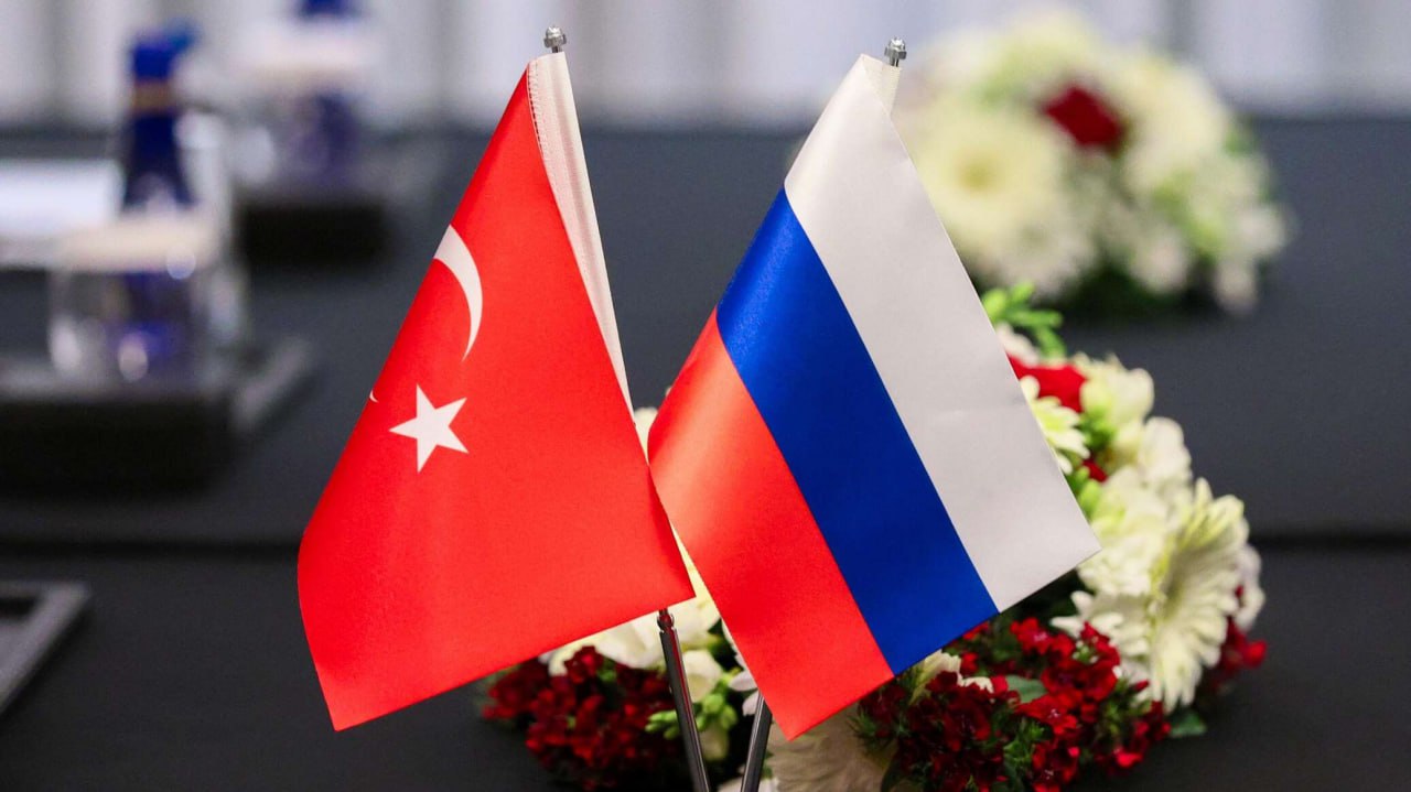 Россия и Турция за все хорошее в ТЭК Россия и Турция подтвердили взаимную заинтересованность в продлении действующих контрактов на поставки природного газа и расширении сотрудничества в энергетической сфере. Соответствующие договоренности зафиксированы в протоколе 19-го заседания смешанной российско-турецкой межправительственной комиссии по торгово-экономическому сотрудничеству. Стороны особо отметили важность продолжения работы по контрактам между компаниями "Боташ" и "Газпром экспорт". Также достигнута договоренность о развитии сотрудничества в сфере подземного хранения газа для повышения надежности поставок. Российская сторона выразила готовность к совместным инвестициям в развитие газового рынка Турции. Особое внимание уделено вопросам безопасности ключевых газотранспортных артерий — "Голубого потока" и "Турецкого потока". В электроэнергетической сфере стороны видят значительный потенциал для наращивания сотрудничества. Обсуждалась возможность реализации совместных проектов в Турции с участием российских компаний. Нефтяной сектор также остается важным направлением взаимодействия. Стороны договорились поощрять совместные проекты, в том числе в третьих странах, и отметили стабильность поставок российской нефти в Турцию. Особое внимание уделено сотрудничеству в сфере нефтепродуктов и смазочных материалов.
