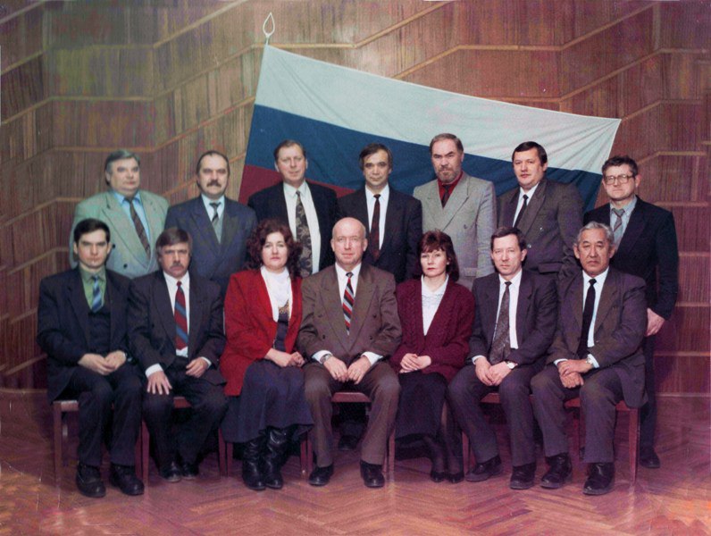 История в одном фото первый состав депутатского корпуса Магаданской областной Думы Первый тур депутатских выборов в облдуму прошёл в Магадане 27 марта 1994 года Были избраны 10 депутатов во втором туре ещё шесть В тот период регион был разделён на 17 одномандатных округов С формирования депутатского корпуса I созыва фактически началась летопись Магаданской областной Думы Смотрите на нашем САЙТЕ ЛюдиКолымы МояКолыма Мы в MAX