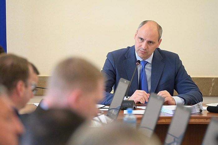 Мошенники создали фейк видео с участием Дениса Паслера Телеграм канал Антитеррор Урал сообщил о появлении фейкового видео с участием врио свердловского губернатора Дениса Паслера Антитеррор Урал фиксирует попытку распространения дипфейка о якобы нехватке топлива в Свердловской области Информация не соответствует действительности отметили в паблике регионального УФСБ Там отметили что за основу было взято видео сделанное в 2024 году Это уже не первый раз когда злоумышленники создают дипфейки с Паслером пишет ЕАН В середине августа УФСБ фиксировало подобный случай uralweb ru