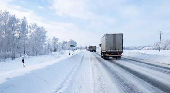 Несмотря на просьбы с 1 февраля 2026 года плата за километр пробега по федеральным трассам для большегрузов выросла с 3 34 до 3 53 рублей В декабре 17 крупнейших отраслевых объединений представляющих интересы участников рынка розничной и интернет торговли включая АКИТ обратились к властям с просьбой отложить ежегодную инфляционную индексацию тарифов системы Платон Однако тариф все таки вырос на 19 копеек за километр Главным вопросом сейчас остается судьба понижающего коэффициента который применяется при расчете тарифа Ассоциации также просили приостановить его отмену с 1 марта 2026 года этот коэффициент должен вырасти с 0 51 до 0 75 с последующей полной отменой к 1 февраля 2028 года Власти пока не приняли окончательное решение по данному вопросу однако по информации источника близкого к обсуждению шансы положительного для бизнеса решения невелики Минтранс объясняет решение растущим дорожным трафиком большегрузов поступления в бюджет по системе Платон должны компенсировать издержки на ремонт дорожного покрытия Бизнес считает что в результате стоимость автоперевозок вырастет на 1 3 что негативно скажется на малых и средних транспортных предприятиях которые могут подойти к черте банкротства а также приведет к увеличению стоимости товаров Фото сгенерировано ИИ Подписаться на АКИТ