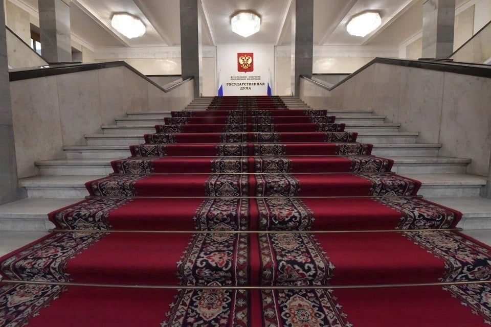 В Госдуме хотят ввести штрафы за деструктивные и антироссийские видеоигры В России предложили ввести новые штрафы. Под запрет могут попасть видеоигры, в которых имеется антироссийский и деструктивный контент. За размещение такого контента в Думе предложили вести административную ответственность и накладывать крупные штрафы. Об этом рассказал зампредседателя комитета Госдумы по безопасности от «Единой России» Анатолий Выборный. Речь идет о поправках в Кодекс об административных правонарушениях КоАП . Депутаты предложили исправить ситуацию, когда сетевые игры становятся инструментом антироссийской пропаганды. Причем все чаще в этом процессе используются технологии искусственного интеллекта. В то же время в законах, которые сейчас действуют в России, прямого запрета на распространения такой информации нет. Выборный предложил ввести для нарушителей штрафы в сумме от 400 тысяч до 5 миллионов. А сами сомнительные и вредные игры конфисковывать.