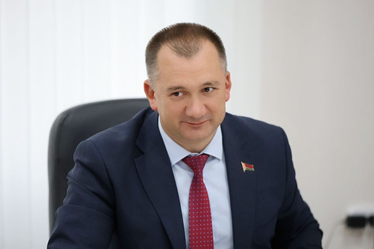 Глава МВД провел личный прием граждан в Ганцевичах #прием_граждан #из_графика_министра Министр внутренних дел Иван Кубраков встретился с жителями Брестской области в рамках выездного личного приема. В центре внимания - сложные жизненные ситуации, требующие особого подхода и внимания ведомства. - Важно услышать человека и помочь найти решение, даже в самых непростых случаях, - подчеркнул руководитель МВД. Иван Владимирович выслушал все обращения и обсудил пути решения. Так, была детально рассмотрена ситуация двух пенсионеров ОВД, которые долгие годы пытаются оформить служебное жилье в собственность. Глава МВД пообещал посодействовать с решением вопроса наилучшим образом. Другой гражданин рассказал про затяжной конфликт с соседом, где важно восстановить справедливость и спокойствие. Министр рассудил действия обеих сторон и последствия. Также обратился автомобилист, высказавший недовольство работой сотрудников Госавтоинспекции. Иван Владимирович подчеркнул: его претензии уже ранее рассматривались на различных уровнях, итоги проверок заявителю разъяснены. По каждому обращению даны конкретные поручения, результаты будут доведены до обратившихся.