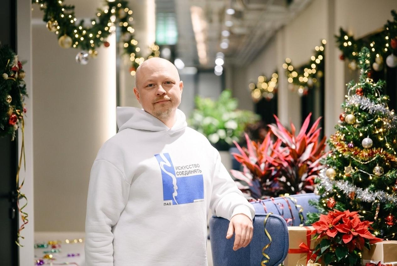 Дорогие коллеги партнеры друзья платформы Профессионалы 4 0 Уходящий год в очередной раз напомнил всем нам простую вещь за любыми задачами сроками и решениями всегда стоят люди Их опыт вовлечённость готовность брать ответственность и находить общий язык даже в самых сложных проектах В 2025 году вокруг Профессионалов 4 0 стало ещё больше таких людей К платформе присоединились тысячи новых талантов расширился круг корпоративных команд которые выбирают гибкий формат работы и доверяют нам свои задачи Вместе мы работали с разными ролями и направлениями от аналитики и инженерии до ИТ консалтинга маркетинга и дизайна и каждый раз убеждались как много может дать точное совпадение людей и задач За этот год мы усилили экспертизу платформы запустили новые ИИ инструменты и продолжили выстраивать понятную и безопасную среду для работы с внешней экспертизой в корпоративном контуре а наша Wendy уже помогает рекрутерам быстрее находить исполнителей Но самое ценное это доверие и партнёрство которые складывались между людьми по обе стороны проектов Хочу поблагодарить всех кто был с нами в этом году за совместную работу за внимательность друг к другу и за вклад в общее дело Именно из таких связей и рождается устойчивый рост и команд и компаний Пусть в новом году будет больше точных встреч сильных решений и проектов которыми можно по настоящему гордиться С наступающим Новым годом Искренне директор по развитию П4 0 Николай Долгов