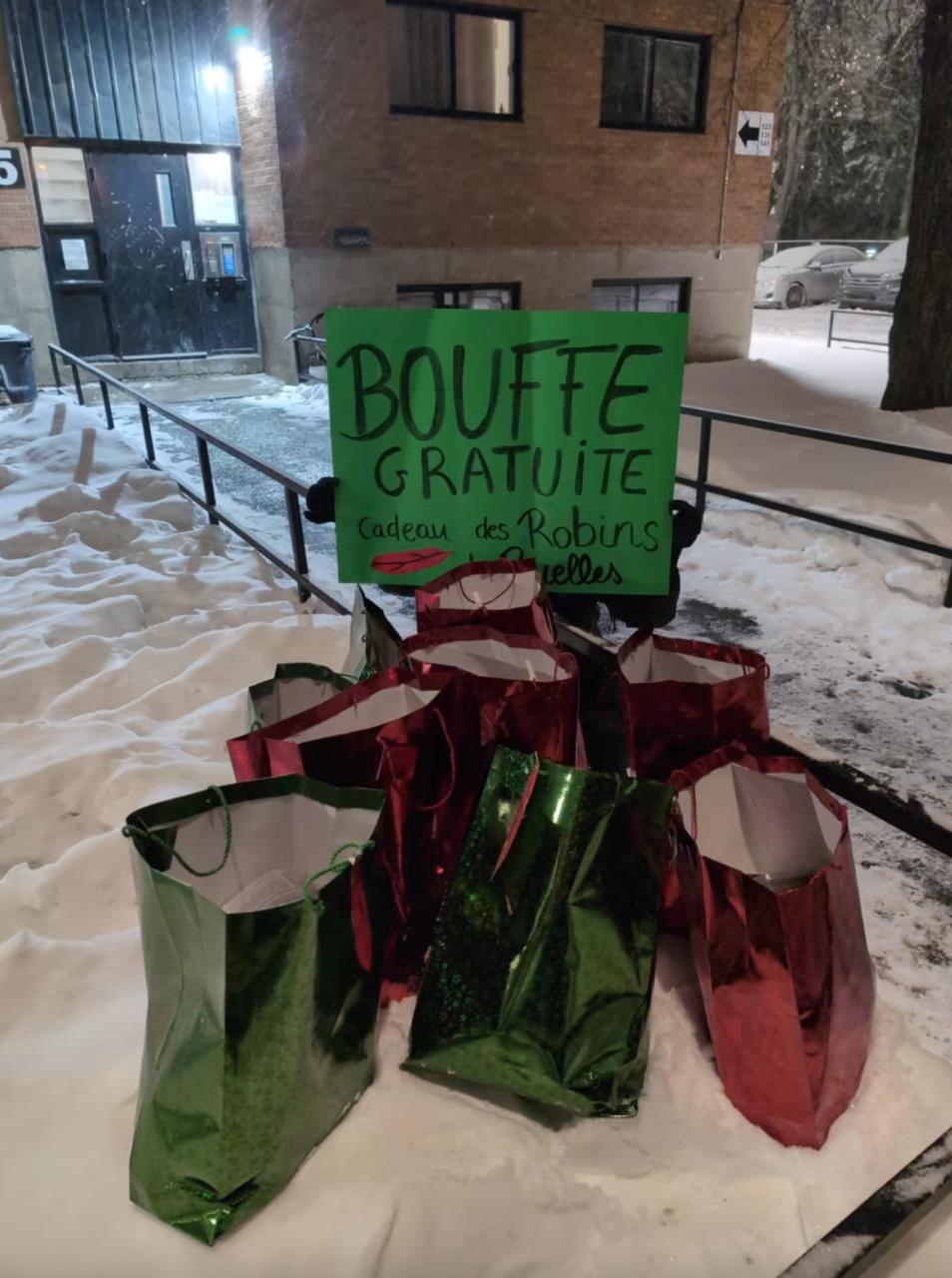 В Канаде появились неправильные воры Около 60 человек нарядились как Робин Гуды и разграбили магазин здорового питания в Монреале Украденные продукты воришки раздали нуждающимся а также распределили еду по множеству общественных холодильников в городе Робин Гуды написали в соцсетях что таким образом протестовали против продовольственной инфляции Местные СМИ отмечают что горожанам налетчики тоже хорошо знакомы Несколько недель назад воришки напали на другой продуктовый магазин переодевшись в Санту и его эльфов Они также украли продукты и часть оставили в подарочной упаковке под рождественской ёлкой Подписаться на truekpru Читать нас в MAX