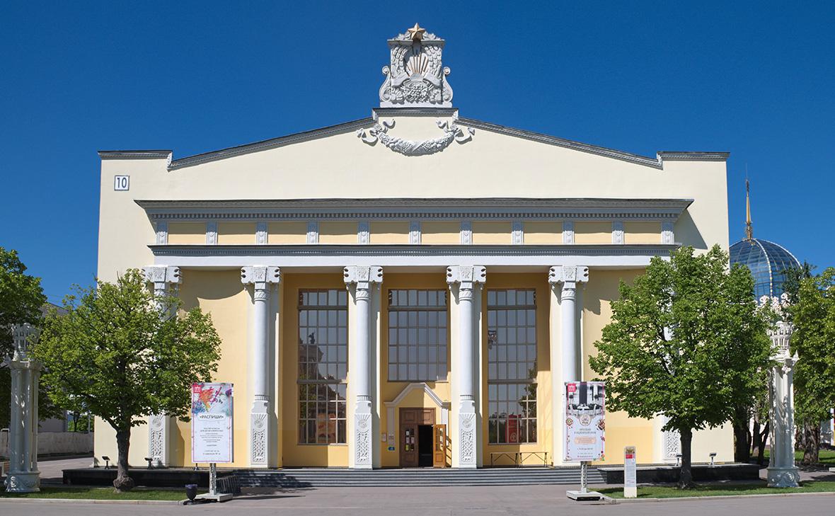 Чебуреки и пытки вместо выставки достижений ВДНХ выгнала арендаторов павильона Молдова Арендатор действовавший от имени правительства Молдовы должен был развивать торгово выставочный центр Но вместо народных достижений в павильоне демонстрировали чебуреки из кафе и средневековые орудия пыток ничего общего с молдавской культурой С 2011 года павильон сдавался почти бесплатно всего за 1 рубль в год Арбитражный суд расторг договор заключенный на 50 лет и велел выселить и субарендатора сообщили в Департаменте городского имущества Москвы Подпишитесь на Абзац TG VK Дзен MAX Rutube