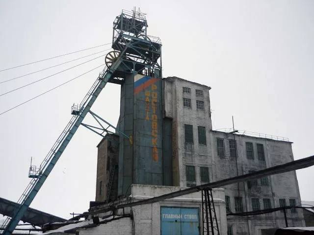 Гуковчанин вынес из шахты угля на восемь миллионов рублей.   В ФСБ рассказали, что безработный из Гуково решил разжиться углём и забрался на территорию ликвидированной шахты «Восточная».   Несмотря на то, что шахта была закрыта, уголь там ещё оставался. Мужчина пролез в шахту и увез оттуда уголь на сумму около 8 миллионов рублей.  В отношении него возбудили уголовное дело по статье о краже. Шахтинский городской суд признал мужчину виновным и приговорил к 3 годам колонии общего режима.        RostovGazeta