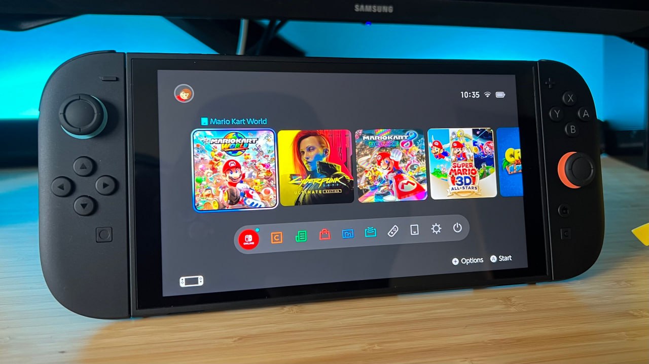Nintendo Switch 2 стала самой быстропродаваемой консолью в истории США — по данным аналитика Мэта Пискателлы, в июне было продано 1,6 млн устройств. Предыдущий рекорд принадлежал PS4, которая разошлась тиражом 1,1 млн экземпляров в ноябре 2013 года. Тем не менее, PS5 по-прежнему остаётся самой продаваемой консолью 2025 года в США.