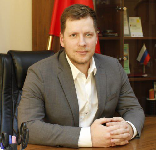 Денис Паслер нашел кандидата на пост нового министра ЖКХ Врио губернатора Свердловской области назначил Василия Фадеева заместителем министра энергетики и ЖКХ. Документ еще не опубликовали, но он есть в распоряжении .RU. Фадеева примут на службу с 23 мая, написано в указе. После выборов губернатора в сентябре 2025 года правительство Свердловской области уйдет в отставку, и избранный глава региона выберет новый состав кабмина. Фадеев, к тому моменту четыре месяца получивший опыт в статусе зама, официально может стать новым министром ЖКХ. Последние шесть лет Фадеев руководил «Институтом развития жилищно-коммунального хозяйства и энергосбережения им. Н.И. Данилова». Он также муж замглавы мэрии Екатеринбурга Марины Фадеевой. Пока что министра ЖКХ не назначают из-за повышенного внимания к ведомству со стороны силовых структур. Бывший руководитель Николай Смирнов находится под следствием, некоторые его заместители и подчиненные — тоже фигуранты коррупционных дел. Новости из Екатеринбурга