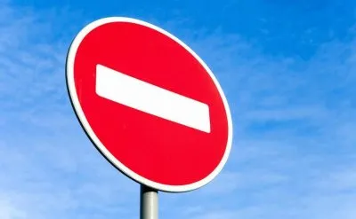 В Самаре ограничили движение транспорта в районе удара ВСУ по жилому дому Как сообщил глава областной столицы Иван Носков Приостановлено движение наземного общественного транспорта в городе Метро работает за исключением наземной станции Юнгородок вход без жетонов пояснил Иван Носков Он также разъяснил как действовать родителям школьников в сложившейся обстановке Дети которые на данный момент находятся в школах и детских садах вместе с педагогами переместились в укрытия Занятия первой смены перенесены на вторую смену в очном формате Следите за информацией в родительском чате своей школы призвал Иван Носков напомнив о запрете на съемку и публикацию мест падения БпЛА и последствий атаки   oboz info v samare ogranichili dvizhenie transporta v rajone udara vsu po zhilomu domu